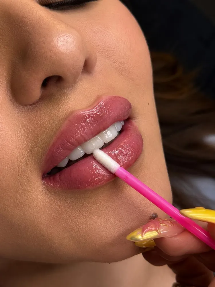 Glossy lip blush finish